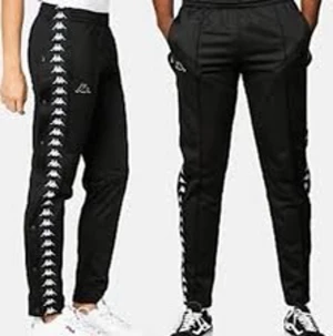 Kappa byxor - Säljer nu mina kappa byxor som tyvärr inte passar mig längre💞 Byxorna är köpta för ungefär 700kr från junkyard och ser inte ut som att dem säljs längr🫶🏻Är en liten lagning på knät som ni kan se på bild 3! Säljs för 200kr + frakt💞