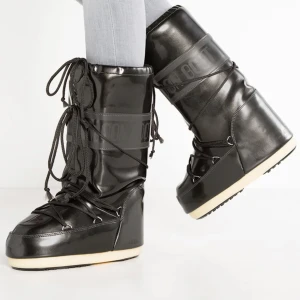 moonboots strl 38 - svarta glansiga moonboots strl 38 endast använt 2 gånger  ordinarie pris 1895kr