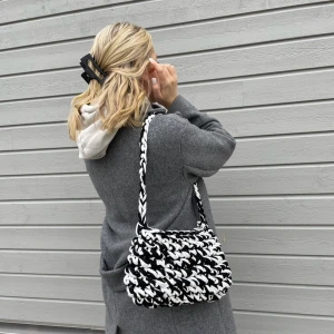 By Naemi ”Lycke” väska - Denna fina väska är virkad av 100% återvunnet material♻️❤️‍🩹  Rymmer allt nödvändiga ✌🏼   Väskan går att få i önskad färg/färger!!🤍🤍 Väskorna görs on demand, hör av er för beställning🤍♻️    Glöm ej kolla vårt flöde för fler modeller och färger♻️🤍✌🏼