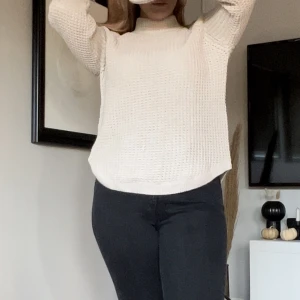 Stickad tröja - Stickad tröja med hög krage. Strl 38/M