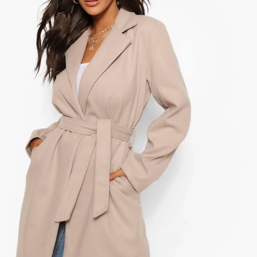 En fin och jätte skön beige höst kappa från boohoo. Jätte fin och har ej använt mer än 1 gång i och med att de flesta kläder som jag använder är ju svarta. Har ej plats i garderoben för denna mer och behöver mer plats. Takit.