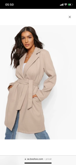 Beige kappa - En fin och jätte skön beige höst kappa från boohoo. Jätte fin och har ej använt mer än 1 gång i och med att de flesta kläder som jag använder är ju svarta. Har ej plats i garderoben för denna mer och behöver mer plats