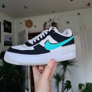 Nike Air Force Shadow "aurora" - jättefina Nike Air Force Shadows i färgen Aurora med reflex detalj. säljer dessa då de inte är min stil längre. i gott skick men tecken av användning finns i form a creasing. väldigt bekväma. kontakta mig vid frågor eller fler bilder :)