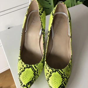 KLACKAR FRÅN GUESS - Köpta 2020, använda fåtal gånger. Sjukt bekväma då det finns inbyggda sulor Haft dem ute, därav skrapad sula.