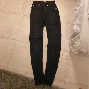 Jeans skinny  - Helt oanvänd.  Pris kan diskuteras vid en snabb.  Köparen står för frakt och allt ska vara betalt innan det fraktas! 