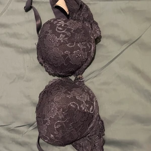 Bh - Säljer denna bh från Cubus i storlek 75b för den passar inte mig längre💗☺️ använd kanskw 6 gånger 