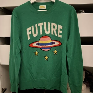 From future tröja - Ursnygg och cool grön stickad tröja från märket from future. 100% kashmir, perfekt nu till vintern😍😍 Står ingen storlek men skulle gissa på M 🥰