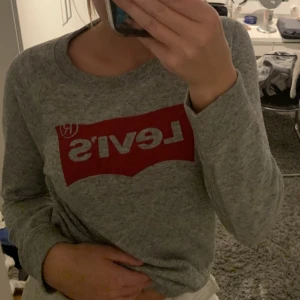 Levi’s tröja - Jag säljer nu min gråa superfina Levi’s tröja!💕den är jättemysig och perfekt nu till hösten och vintern! Den är använd Max 3 gånger!💕Kontakta mig vid fler frågor