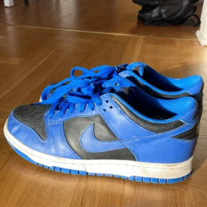Nike Dunk Hyper Cobalt Low - Säljer mina as snygga Dunks, dom har inga defekter och är använda 3 gånger. Jag trodde att dom skulle komma till användning mycket mer. Crease skydd ingår och dom tvättas självklart innan jag postar/ möts upp!