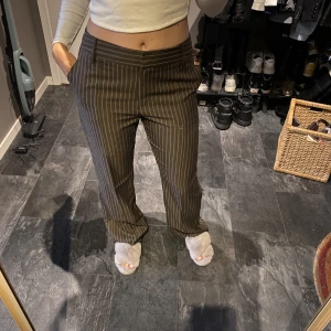 Randiga kostymbyxor - Jättefint skick! 🫶🫶 1 plagg för 70kr, 2 plagg för 100kr och 5 plagg för 250kr 🫶