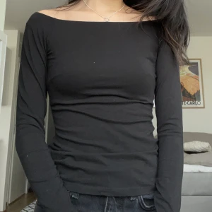 Off shoulder topp - Fint skick. Startat en budgivning då det var föera som skrev samtidigt att de ville köpa. Avslutas kl 8 ikväll 