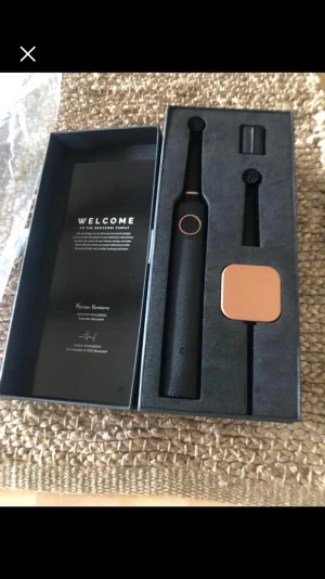 Eltandborste nya  - 2 st helt nya bruzzoni eltandborstar  nypris 1699:- mitt pris 700:- st eller Båda för 1200:-  Allt tillkommer i lådan som laddare mm