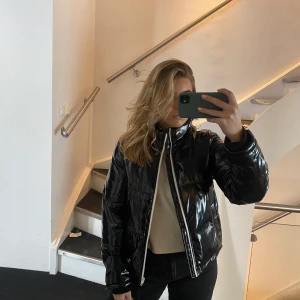 Vinterjacka i lack - Tuff, kort vinterjacka med högkrage i lackmaterial. Mycket varm och snygg! Märke even and odd köpt på Zalando. Mycket fint skick. Storlek M men passar även S.