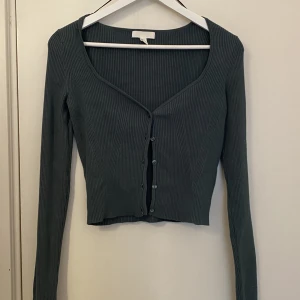 Kofta  - Mörkgrön kofta från H&M, knappast använd💕