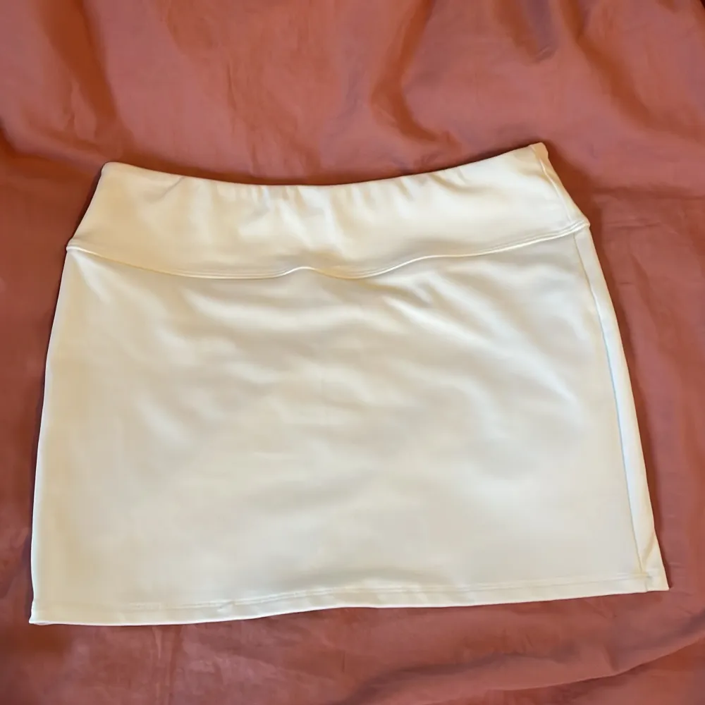 Super fin, vit mini skirt som är lågmidjad (perfekt till sommaren!). Aldrig använd men lappen har jag tagit bort. Sitter tight. Hameet.