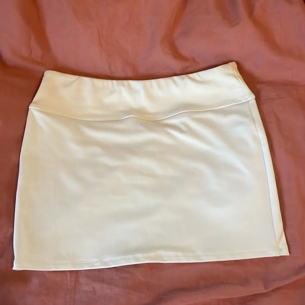 Super fin, vit mini skirt som är lågmidjad (perfekt till sommaren!). Aldrig använd men lappen har jag tagit bort. Sitter tight. Kjolar.