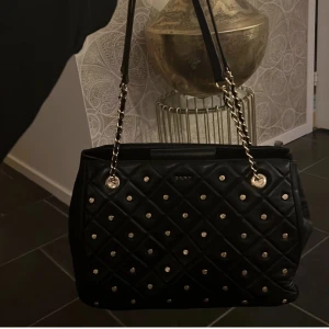 DKNY väska  - En DKNY väska som är trendig och i nyskick. Jag köpte den för 2500 från USA och säljer den för 500