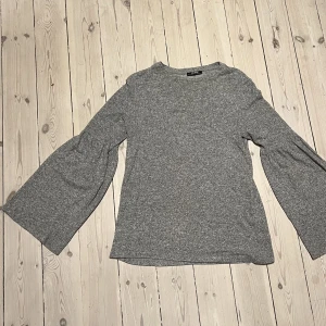 Stickad tröja - Mjuk och skön stickad tröja i grått. Storlek S men passar även M-L!