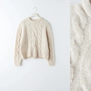 Stickad tröja - Säljer min stickade tröja från Young Gina, storlek 158/164 men skulle säga att den passar XXS-S (om man vill ha den ”baggy”)😊