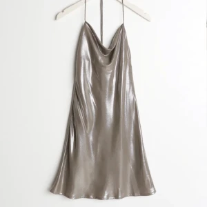 Silvrig festklänning - Skitsnygg klänning! Köpt för 600❤️🙏🏻