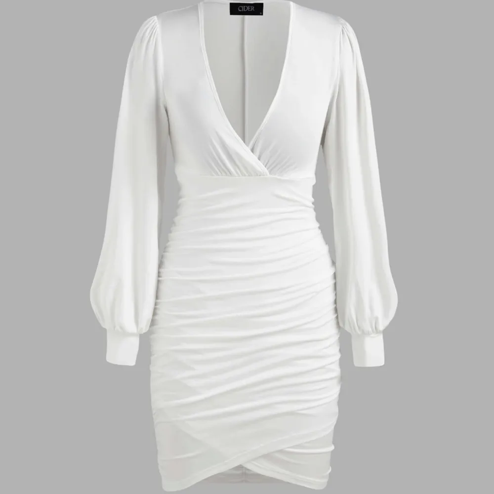 En vit klänning från cider i storlek M men passar även S. Kan vara lite genomskinlig bak, men inte direkt något man tänker på. Puffärmar.. Klänningar.