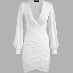 En vit klänning från cider i storlek M men passar även S. Kan vara lite genomskinlig bak, men inte direkt något man tänker på. Puffärmar.