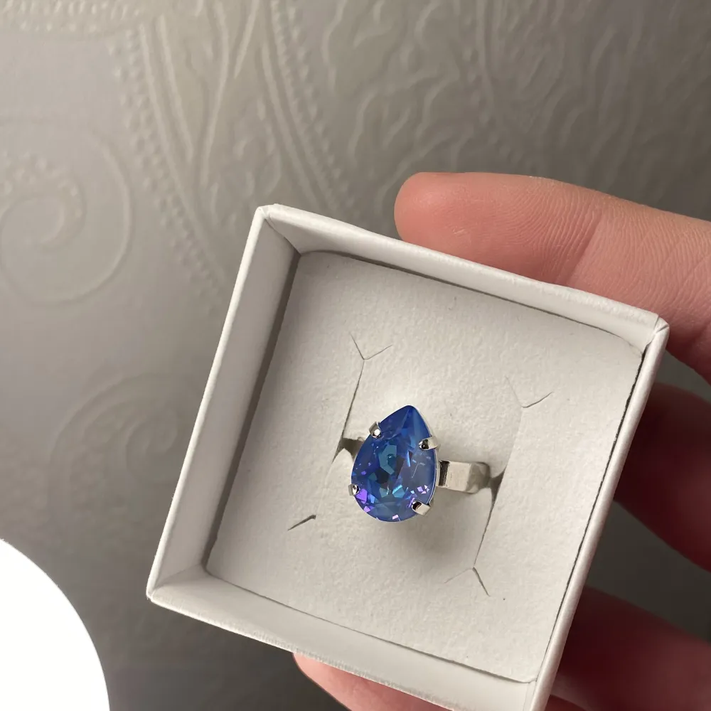 FRI FRAKT-frimärken💗Säljer min fina ring från Caroline svedbom i en fin blå färg. Ringen är i fint skick och endast använd vid 2 tillfällen💗säljer då jag har för många ringar. Nypris: 495kr. Accessoarer.