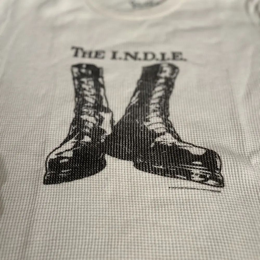 En jättefin tröja från Brandy Melville. Tröjan är i fint skick och blev nästan aldrig använd . T-shirts.