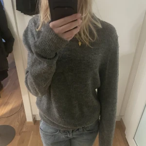 grå stickad tröja hm - Grå stickad tröja från H&M i storlek xs.