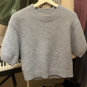 Stickad tröja  - Stickad tröja från zara! Superfin och har använt många gånger. Storlek S men skulle säga att den passar allt från xs-m⭐️