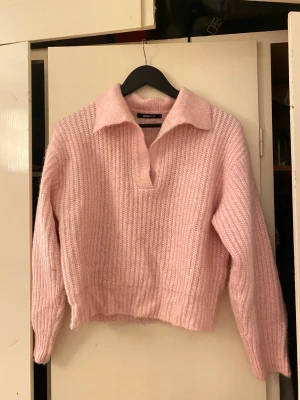 Tröja - Säljer dehär superfina stickade tröjan, köpt på bikbok, storlek XS Den har använts någon enstaka gång men ligger nu bara i garderoben. Säljer för 200kr☺️