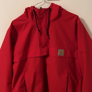 Carhartt anorak - Passar som vindjacka eller perfekt som skidjacka om man e lite kortare Använd men i bra skick,inga flaws eller liknande