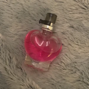love you eau de parfum  - En parfym jag fick i julas. Luktar väldigt gott! Använt den knappt. Säljer pga behöver pengarna. Pris går att driskuteras 🫶