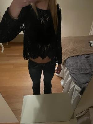 Spetsblus  - Jätte fin spetsblus från zara. Nypris 379 kr. Säljer då den var förkort i ärmarna💘