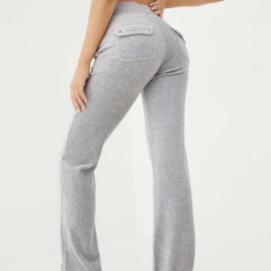 Juicy Byxor - Säljer dessa i strl S då jag hadevemag köpa nya i mindre storlek❤️Kvitto finns, nypris 1100kr, dom är i nyskick, tveka inte med att komma med frågor osv❤️ Frakt kostnaden blir 80kr