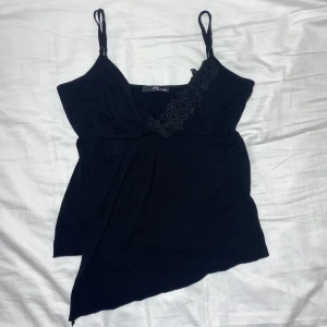 Y2k linne - Snyggt y2k linne med paljetter och reglerbara band. Felfritt skick, som ny. Köps via Swish (frakt 54 kr) eller köp nu 💋