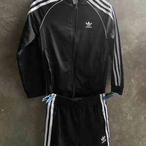 Adidas tracksuit - Hej säljer min adidas tracksuit . Köpt för ksk 2 månader sen är sugen på en röd . Köpt för 1200kr och säljer för 1000kr . De e inga skador skiner som skinet. Hör av er om bilder .(PRIS KAN DIKSUTERAS)