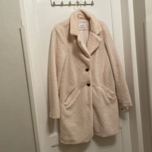 Teddyjacka - Cremevit teddy kappa/jacka från Vila.  Storlek: M. Använd 1-2 gånger.