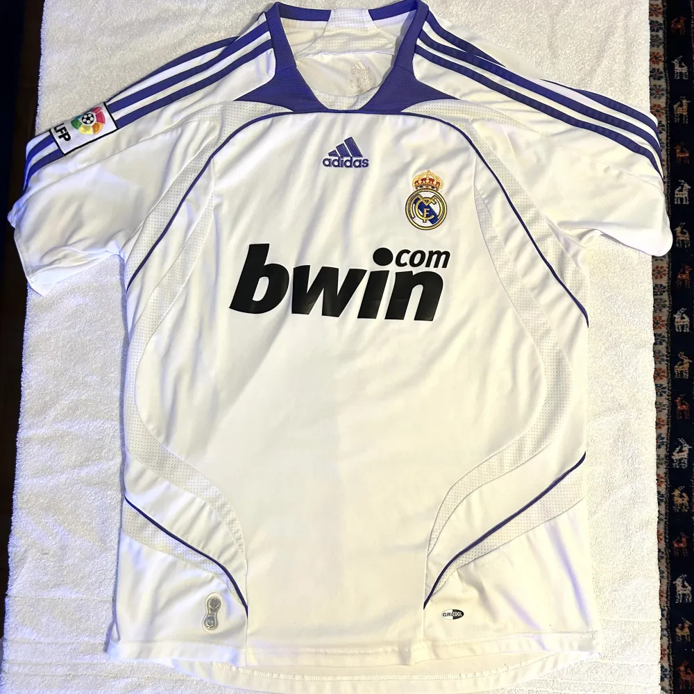 Real Madrids hemmatröja under 2007/2008 säsongen då de vann la liga.  Storlek: M Skick: 9/10 perfekt. T-shirts.
