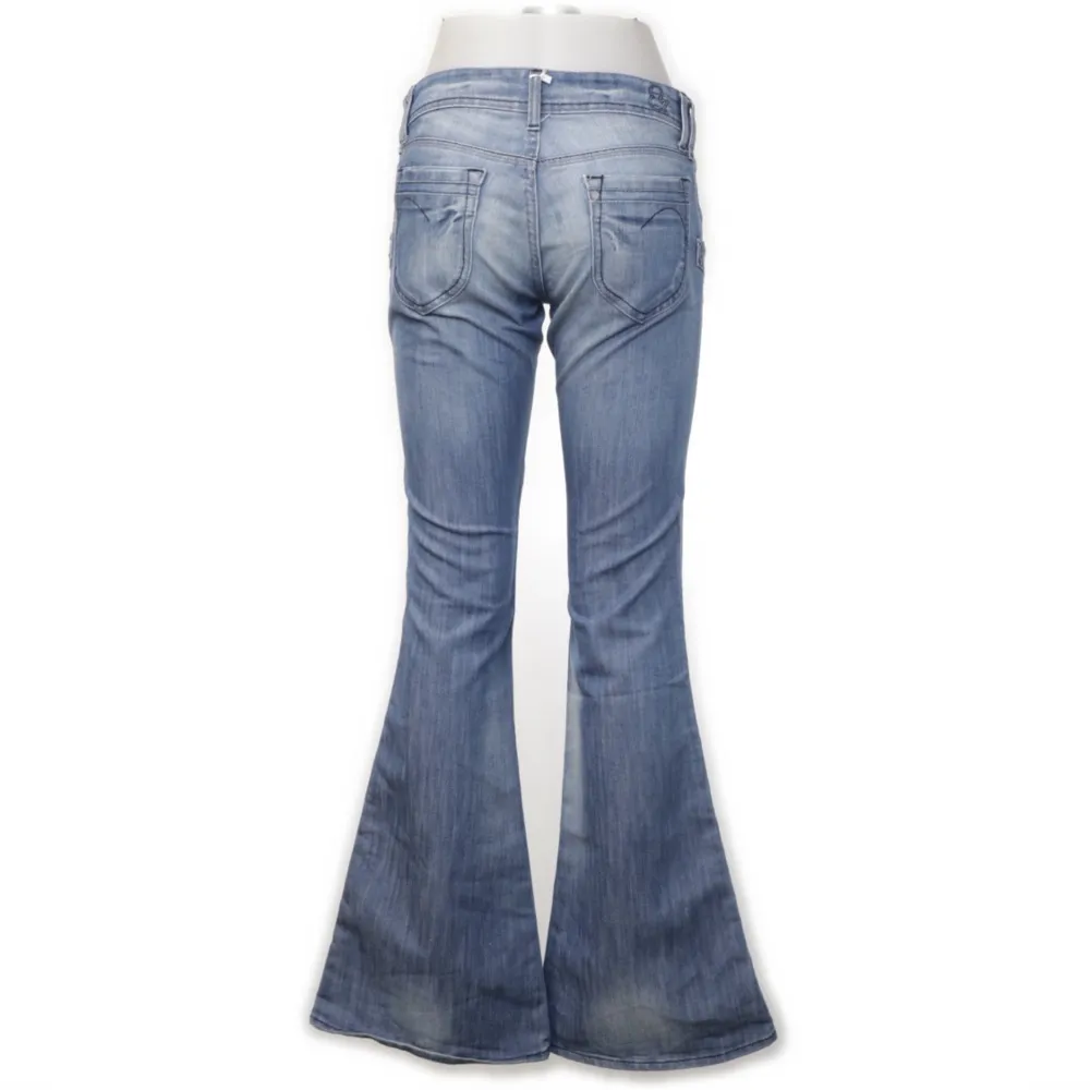 supersnygga lågmidjade jeans som är bootcut❣️⚡️midjemåttet är 76cm och innerbenslängden är 85cm, skriv om du vill köpa 🙏. Jeans & Byxor.
