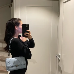 Väska från ZARA - Helt ny väska från ZARA! Super snygg till våren. Kedjan på väskan gör det möjligt att ha som axelremsväska eller längre. ✨