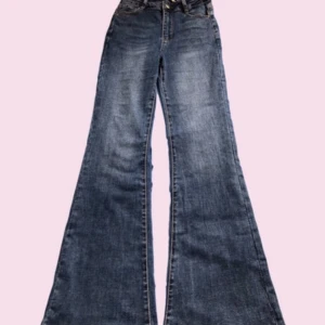 Bootcut jeans  - Väldigt bra skick, aldrig använda (för långa för mig som är 158). Det står att de är storlek 34 men skulle säga att de är mer 36. 