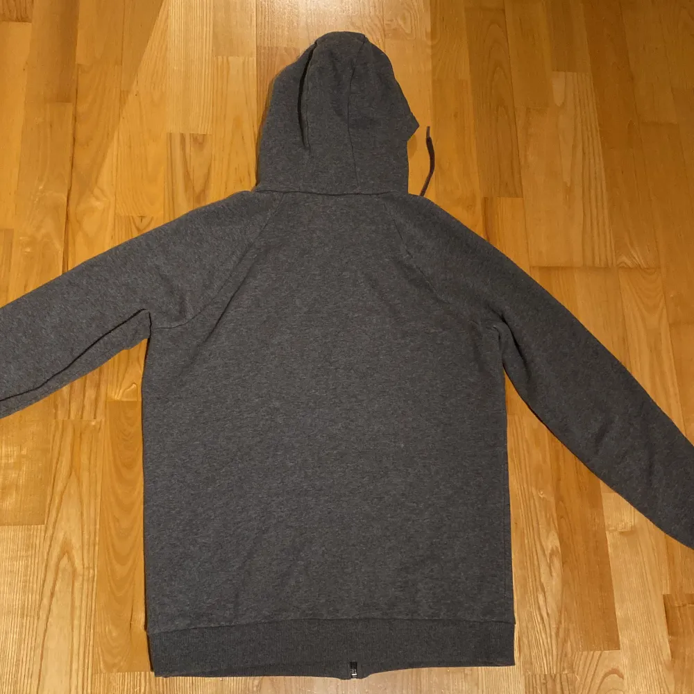 Säljer en grå zip hoodie från under armour, storlek S. Den är aldrig använd, den är i nyskick och inga fel på den. Skicka dm för frågor eller fler bilder. Köparen står såklart för frakten.. Hoodies.