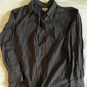 Svart randig skjorta i XXL, köpt second hand för länge sen och använt kanske 1-2 gånger, bra att använda till layering 👍👍