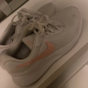 Skor - Vita Nike skor i fint skick,använda en gång och kommer att tvättas innan som säljs😊
