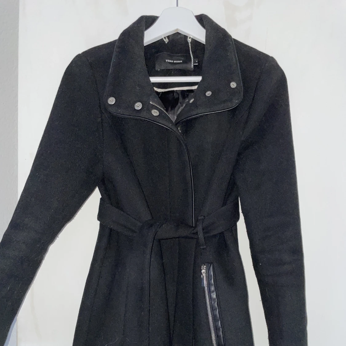 Svart kappa med knytning - 90