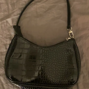 Väska  - Fin svart väska, bra skick inte mycket använd 