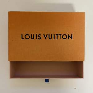Äkta Louis Vuitton Box. Mått 22 cm X 14 cm. Köptes i samband med en väska i Paris.  Funkar fint som en inredning. GRATIS FRAKT! 