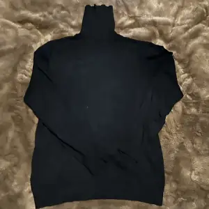 En svart polo tröja från Pull and Bear💯 i storlek Small