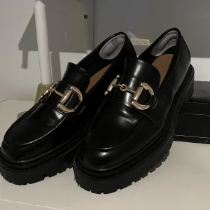 Loafers - Loafers skor  Använd 2 gånger  Tunga skor